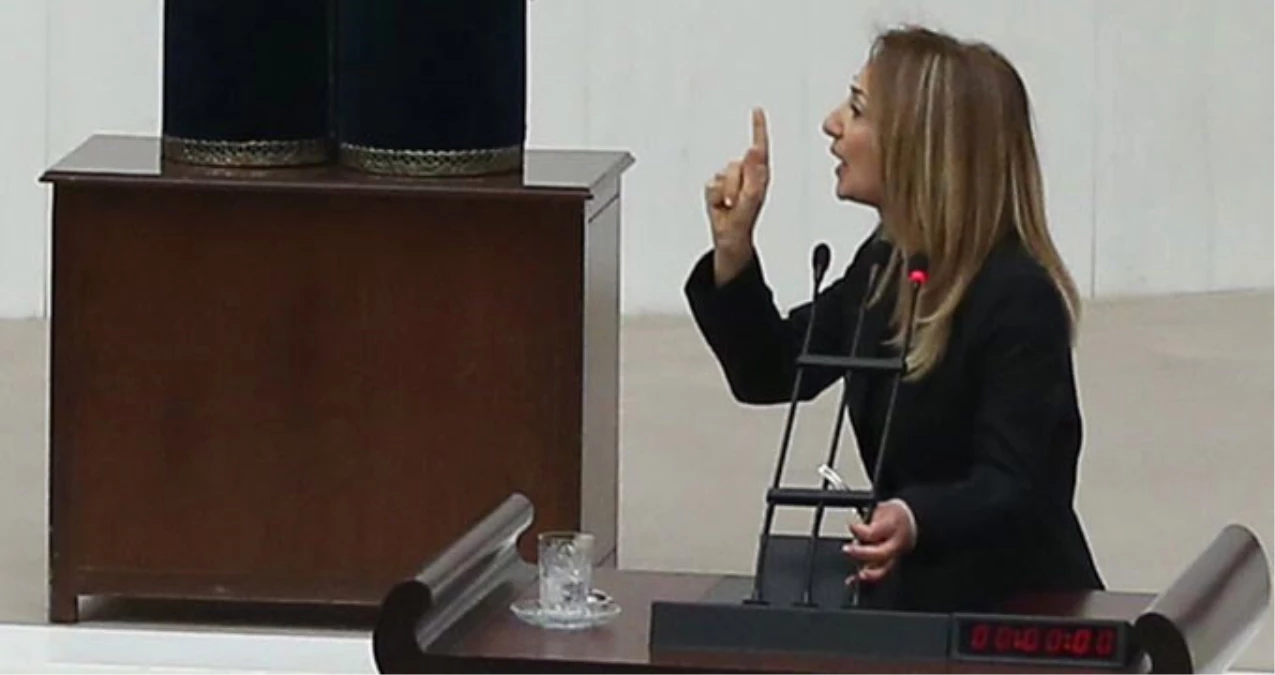 Aylin Nazlıaka, Kendini Meclis Kürsüsünde Mikrofona Kelepçeledi (1)