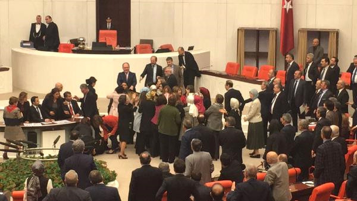 Bağımsız Milletvekili Aylin Nazlıaka Kendisini Kürsüye Kelepçeledi (2)