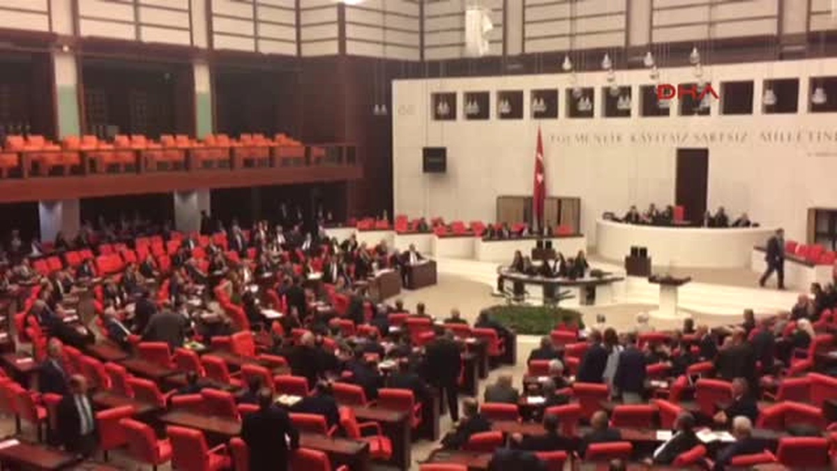 Bağımsız Milletvekili Aylin Nazlıaka Kendisini Kürsüye Kelepçeledi