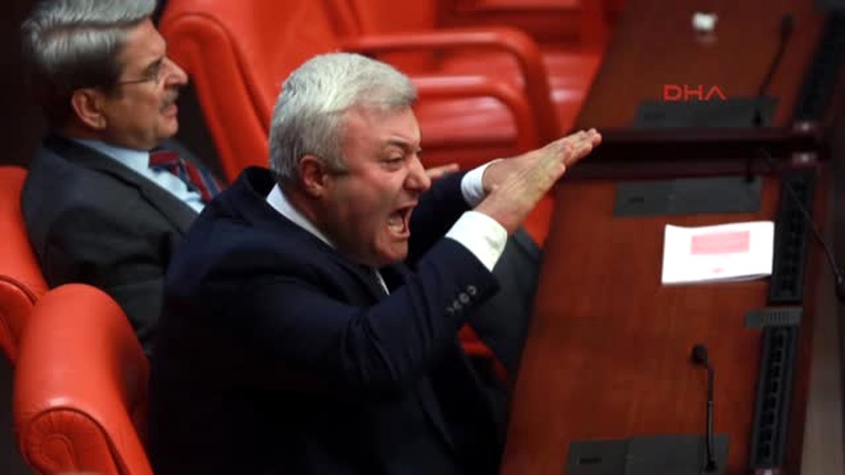 Bağımsız Milletvekili Aylin Nazlıaka Kendisini Kürsüye Kelepçeledi