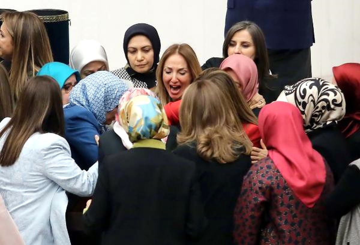 Bağımsız Milletvekili Aylin Nazlıaka Kendisini Kürsüye Kelepçeledi (5)