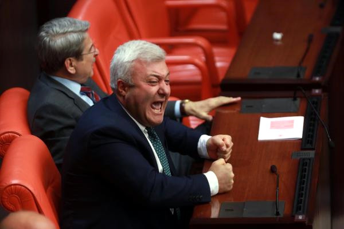 Bağımsız Milletvekili Aylin Nazlıaka Kendisini Kürsüye Kelepçeledi (7)