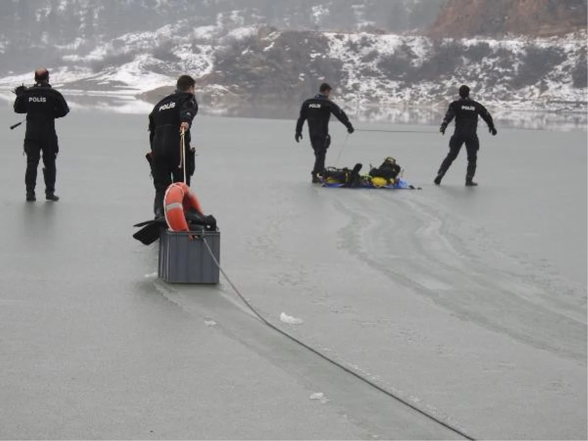 Baraj Gölünde Can Pazarı! Buz Tabakası Kırılınca Suya Düştü
