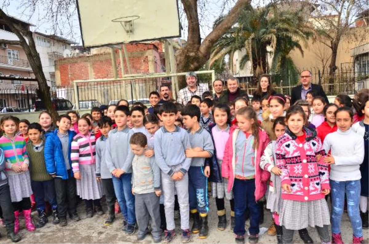 Beşiktaş\'ın Eski Kalecisi Fevzi Çocukları Sevindirdi
