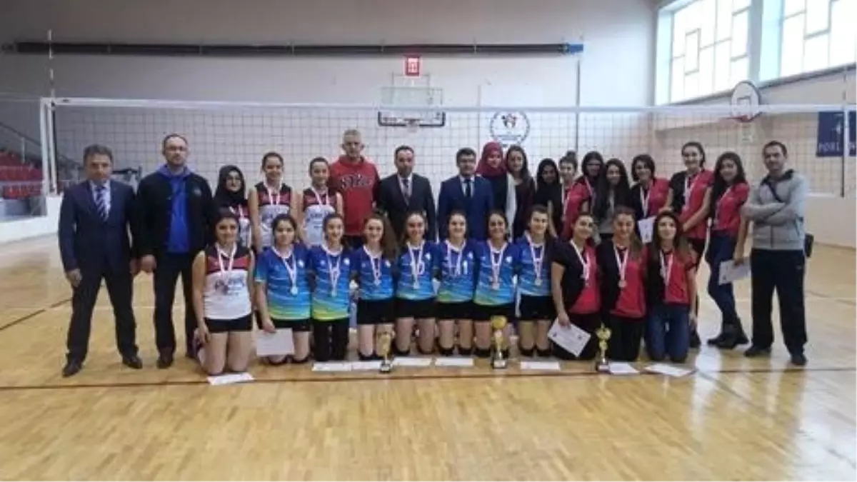 Bozüyük Fen Lisesi Kız Voleybol Takımı Şampiyon Oldu