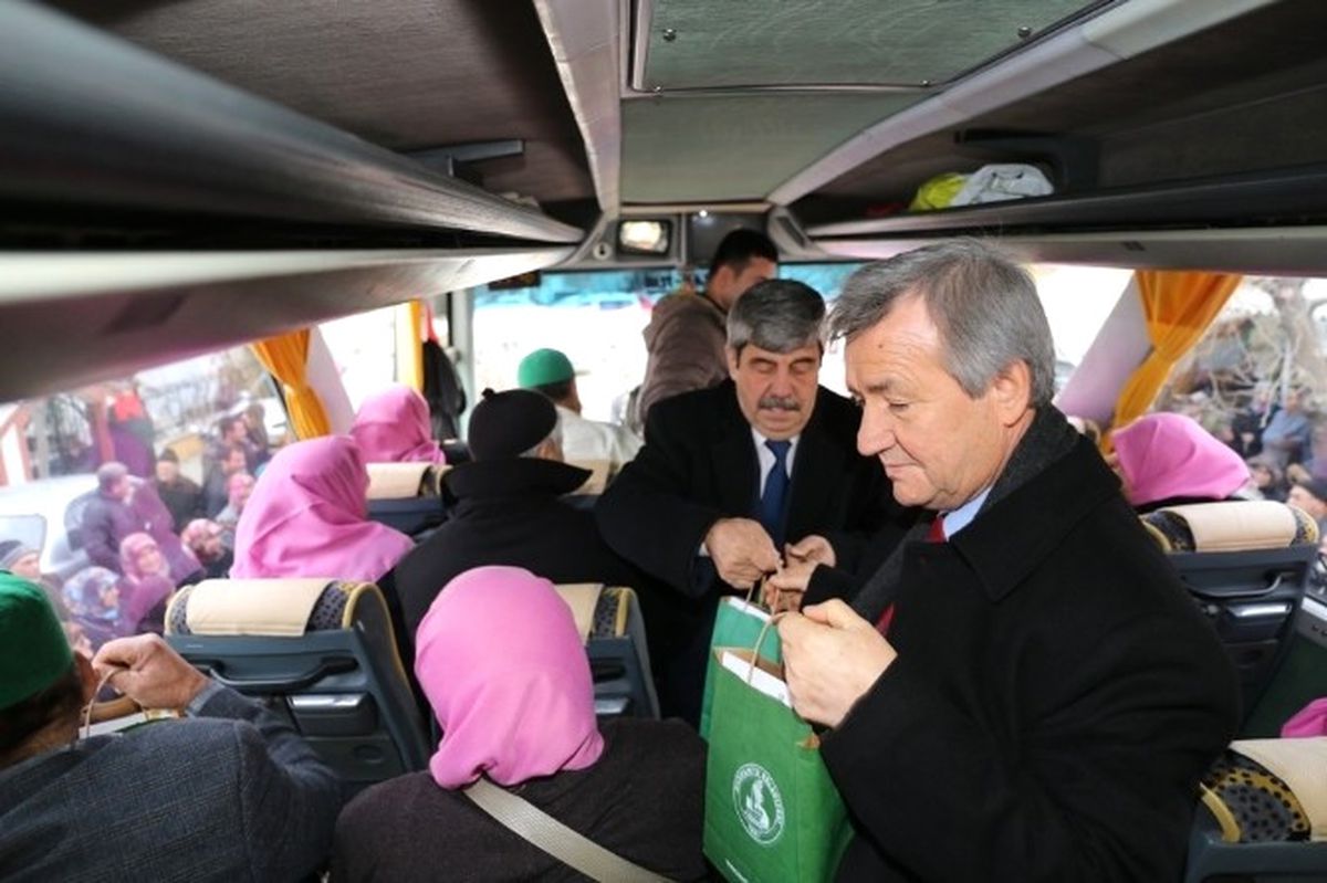Burhaniye\' de Umrecileri Başkan Yardımcıları Uğurladı