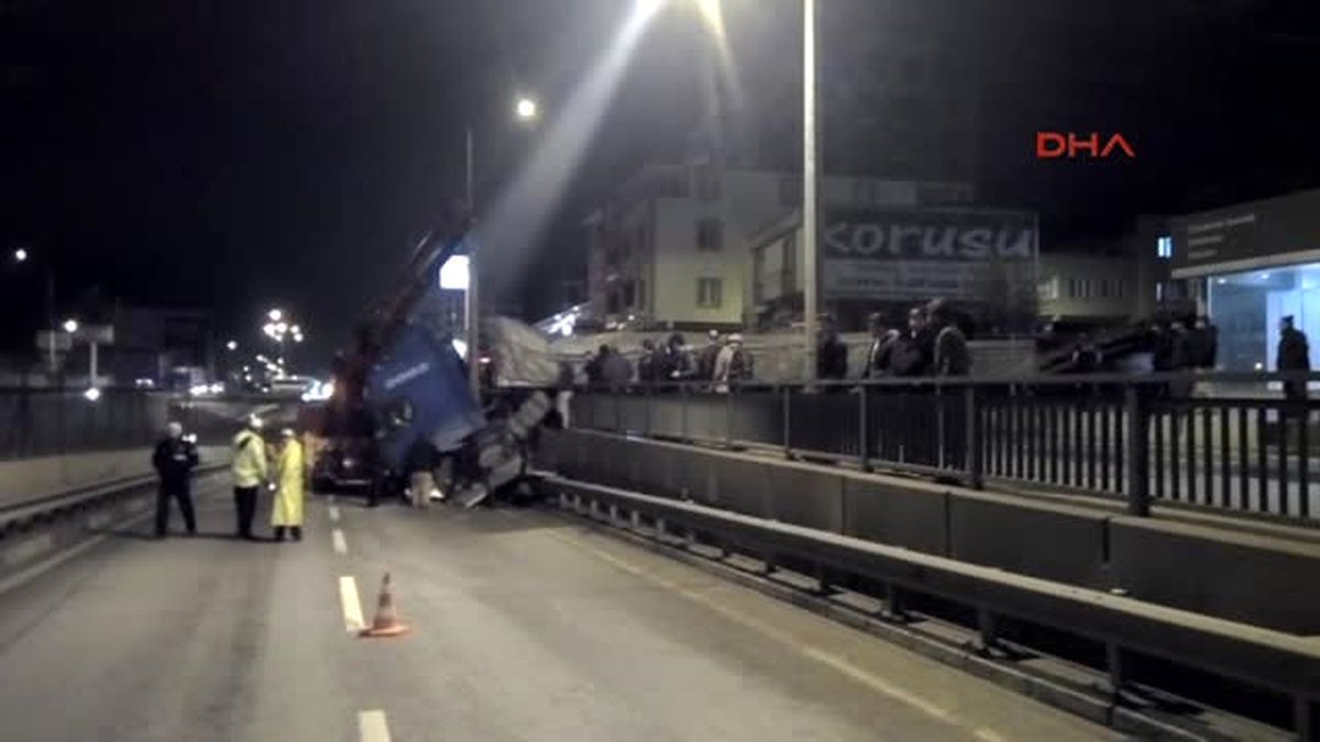 Bursa - Freni Boşalan Park Halindeki Tır Bursa-Ankara Karayoluna Daldı
