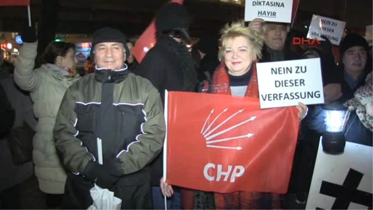 CHP Berlin Birliği \'Anayasa Değişikliğine Hayır\' Mitingi Düzenledi