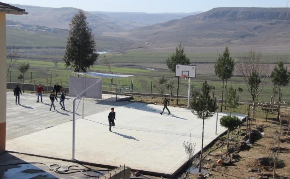 Cizre\'de Köy Okullarına Modern Spor Sahaları