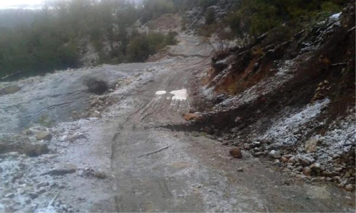 Denizli\'de Köprü Çöktü, Yolda Toprak Kayması Oldu