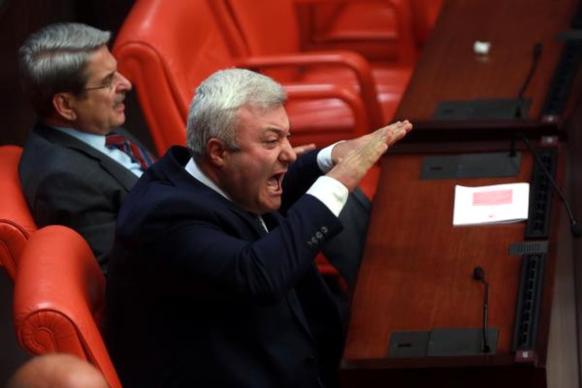 Bağımsız Milletvekili Aylin Nazlıaka Kendisini Kürsüye Kelepçeledi