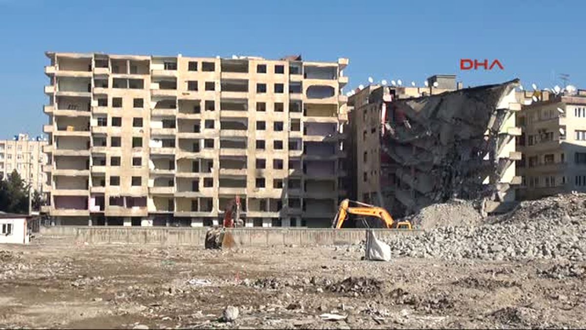 Diyarbakır Bombalı Saldırı Nedeniyle Ağır Hasar Gören 8 Bina Yıkıldı