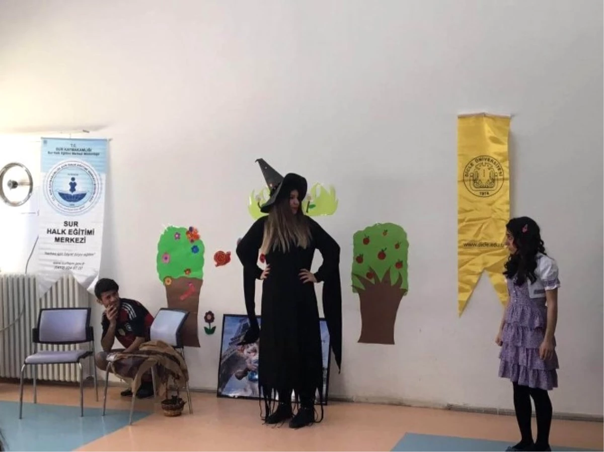 Diyarbakır\'daki Yurtlarda Kalan Çocuklara Tiyatro Gösterisi