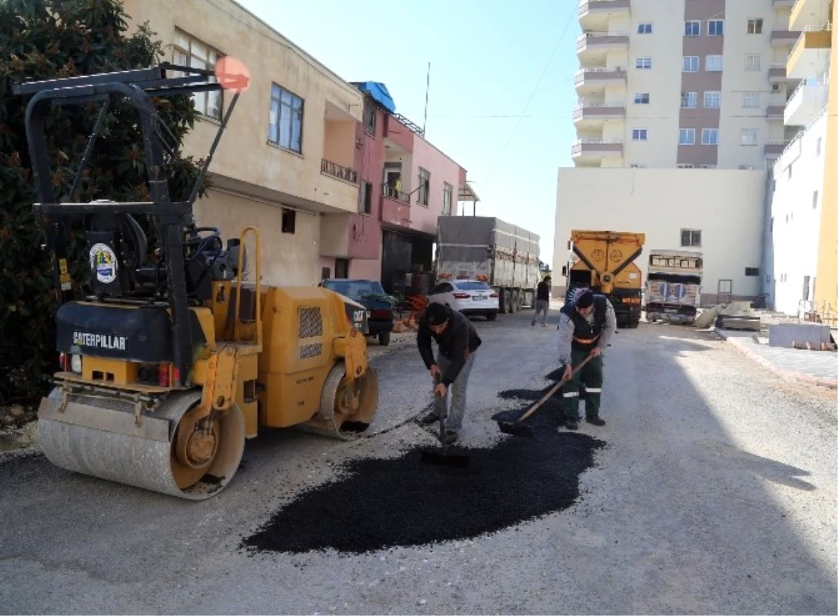 Erdemli\'de Aşırı Yağıştan Etkilenen Yollar Düzeltiliyor