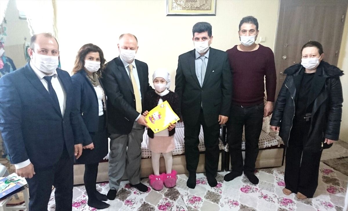 Evde Eğitim Alan Kanserli Öğrenciye Karnesi Verildi