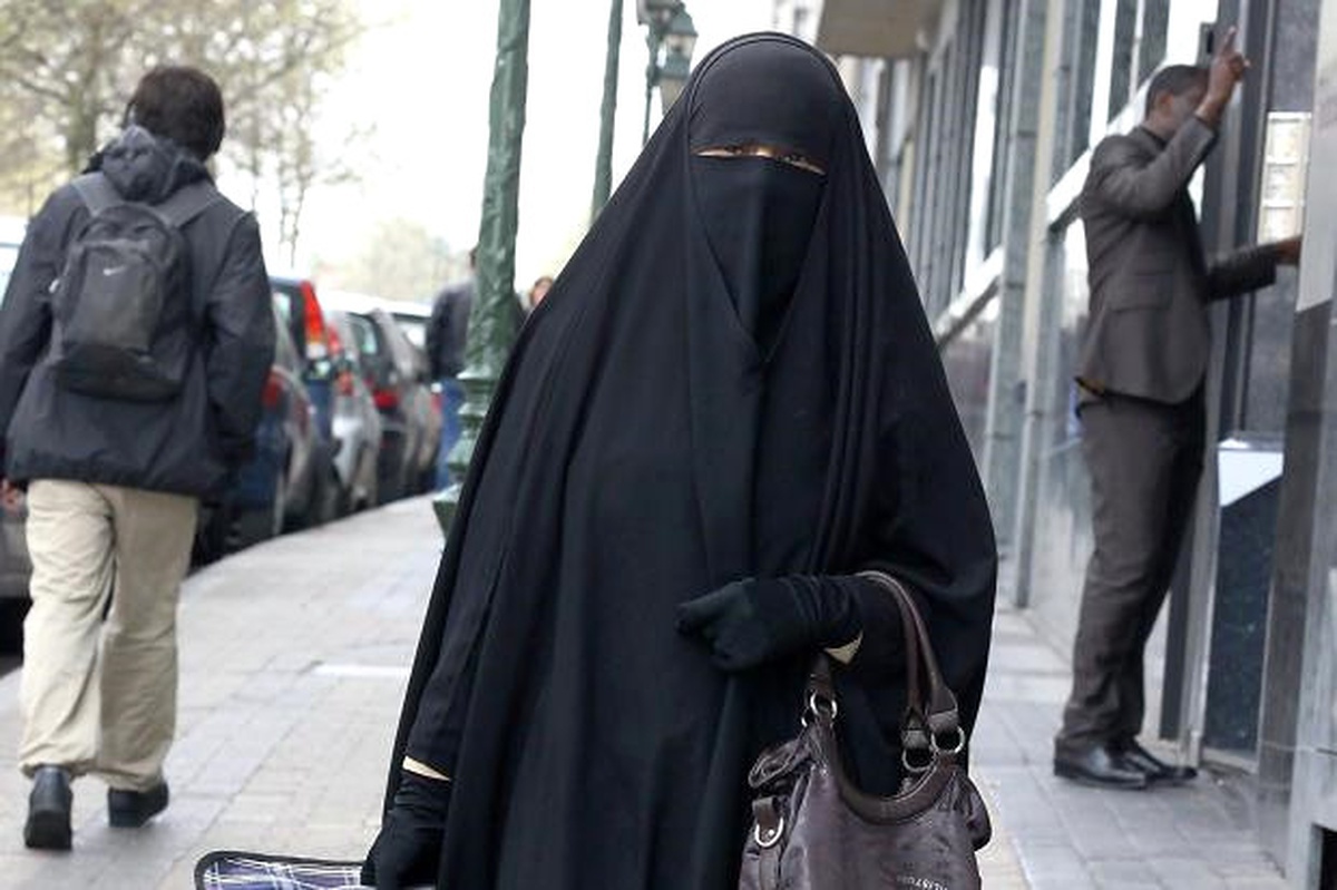Fas\'taki "Burka" Yasağına Tepkiler