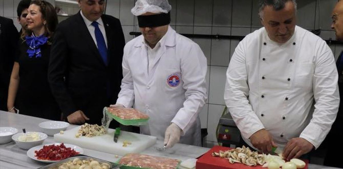 Görme Engelli Aşçı Hünerlerini Sergiledi