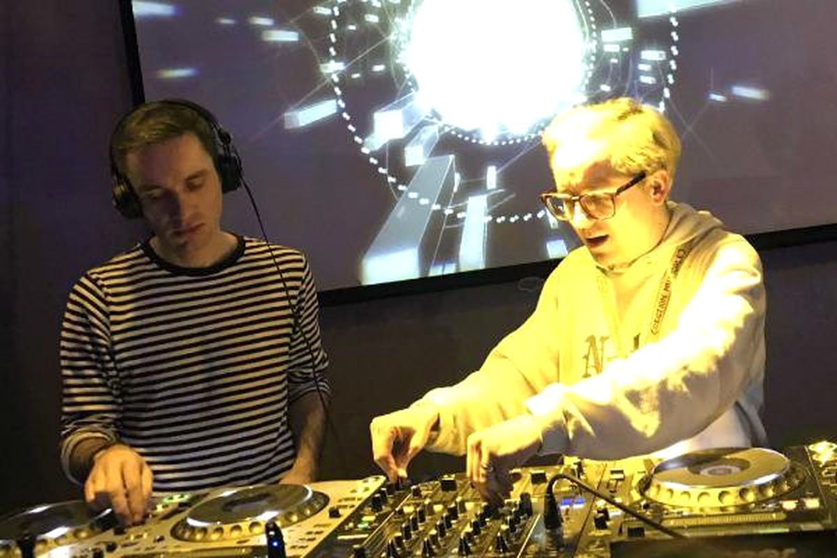 Hot Chip, İstanbul\'daki Hayranlarıyla Buluştu