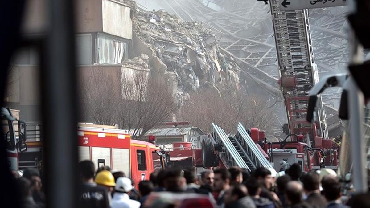 İran\'da 17 Katlı İş Yeri Çöktü: 30 Ölü