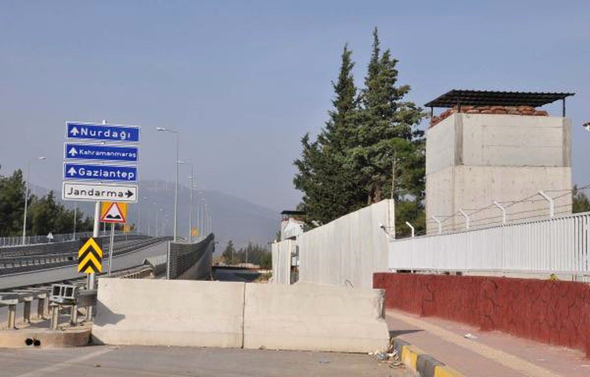 İslahiye\'de Jandarmanın Çevresi Beton Bloklarla Kapatıldı