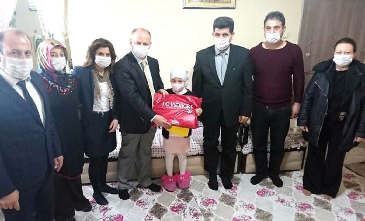 Kanser Hastası Minik Zelal\'e Evinde Karne Morali