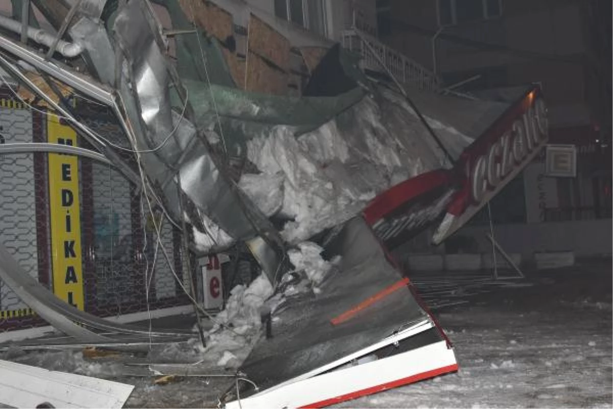 Kar Kütlesinin Ağırlığını Taşıyamayan İş Yeri Tentesi Çöktü