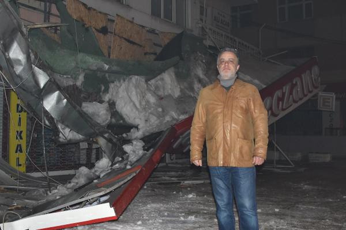 Karın Ağırlığına Dayanamayan Eczanenin Tentesi Çöktü