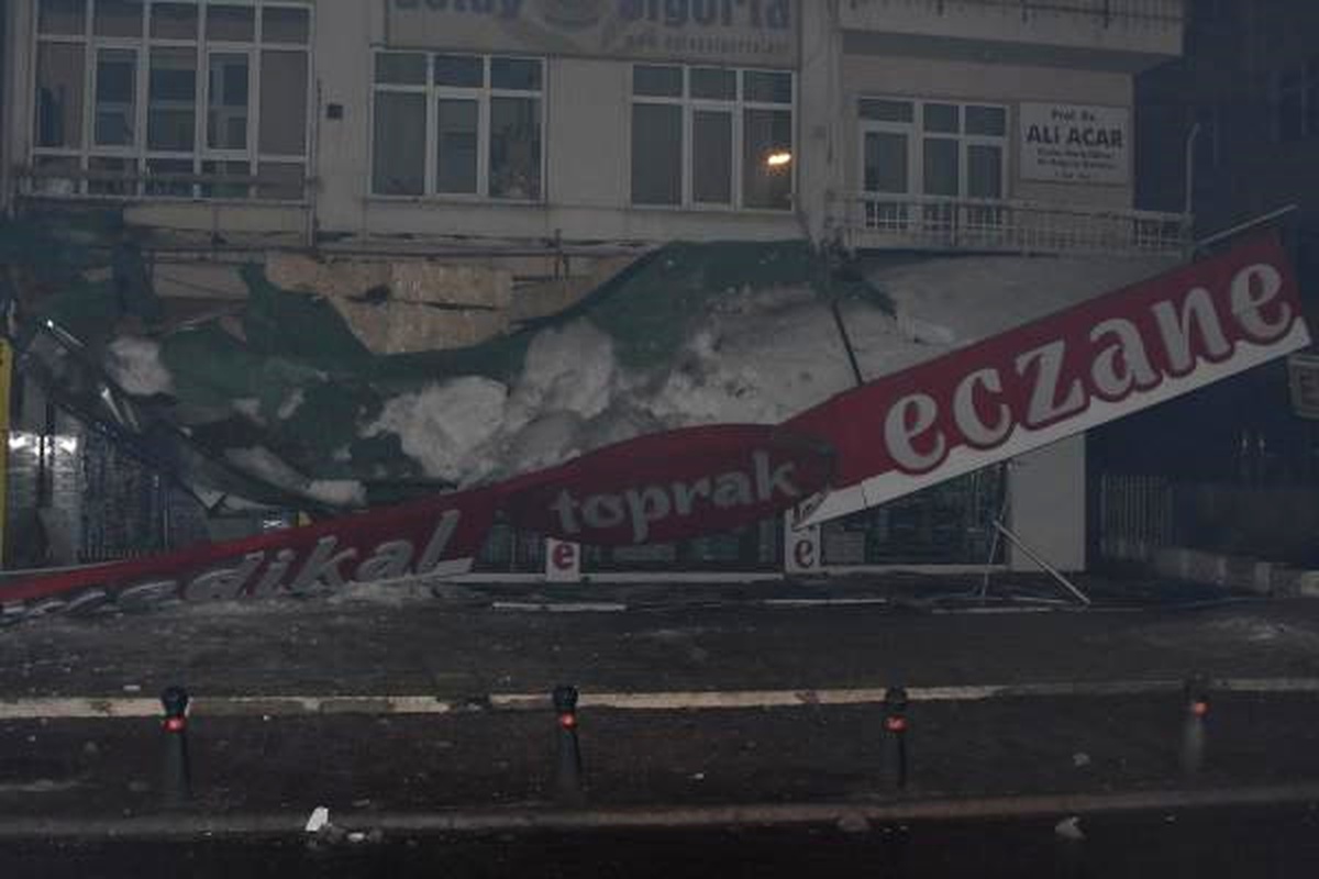 Karın Ağırlığına Dayanamayan Eczanenin Tentesi Çöktü