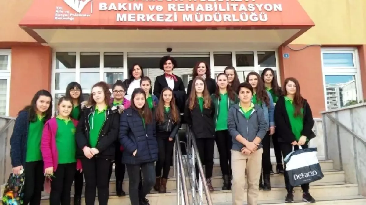 Karne Öncesi Öğrenciler Huzurevini Ziyaret Etti