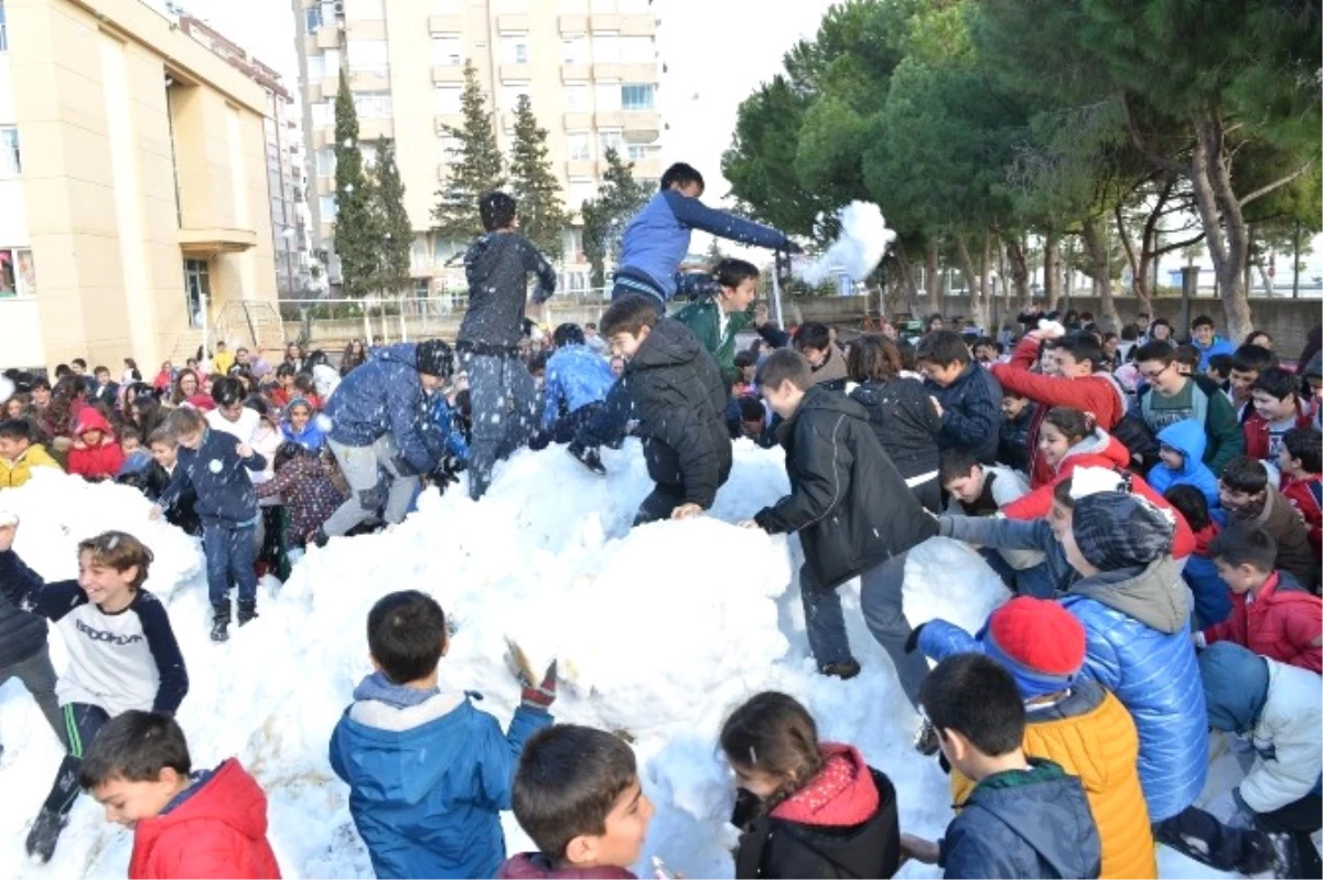 Kaş\'ta Öğrenciler İçin Kamyonla Kar Taşındı