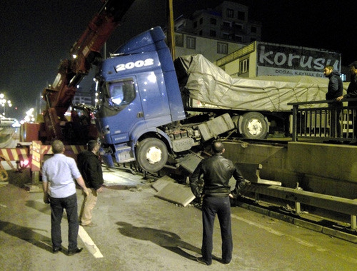 Kendiliğinden Hareket Eden Tır Bariyerlere Çarptı