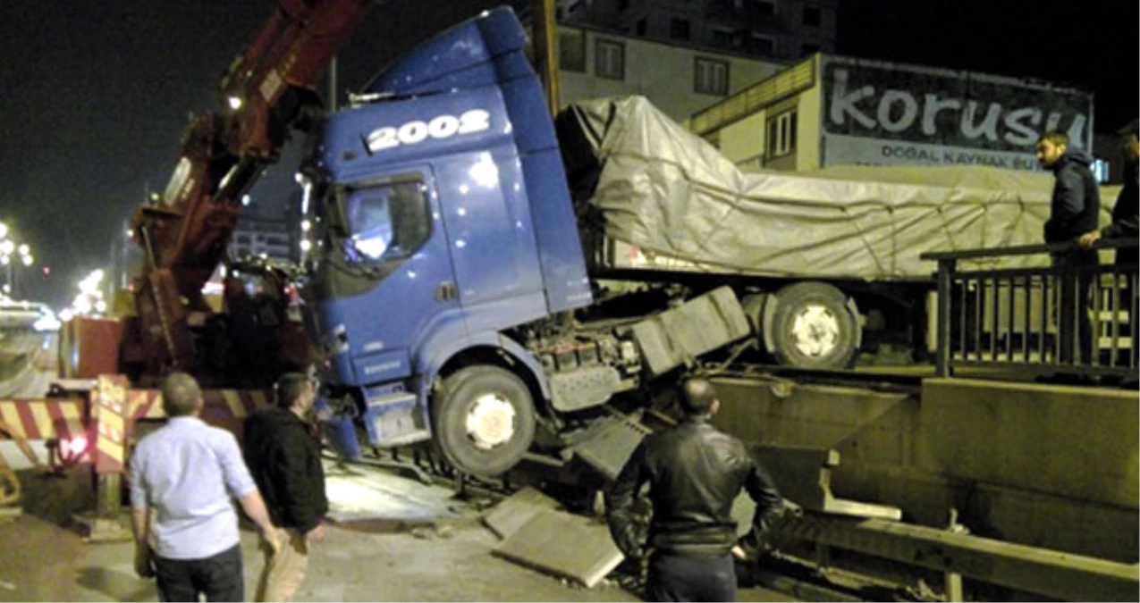 Kendi Kendine Hareket Eden TIR Korkuttu, Bariyerlere Çarparak Durdu