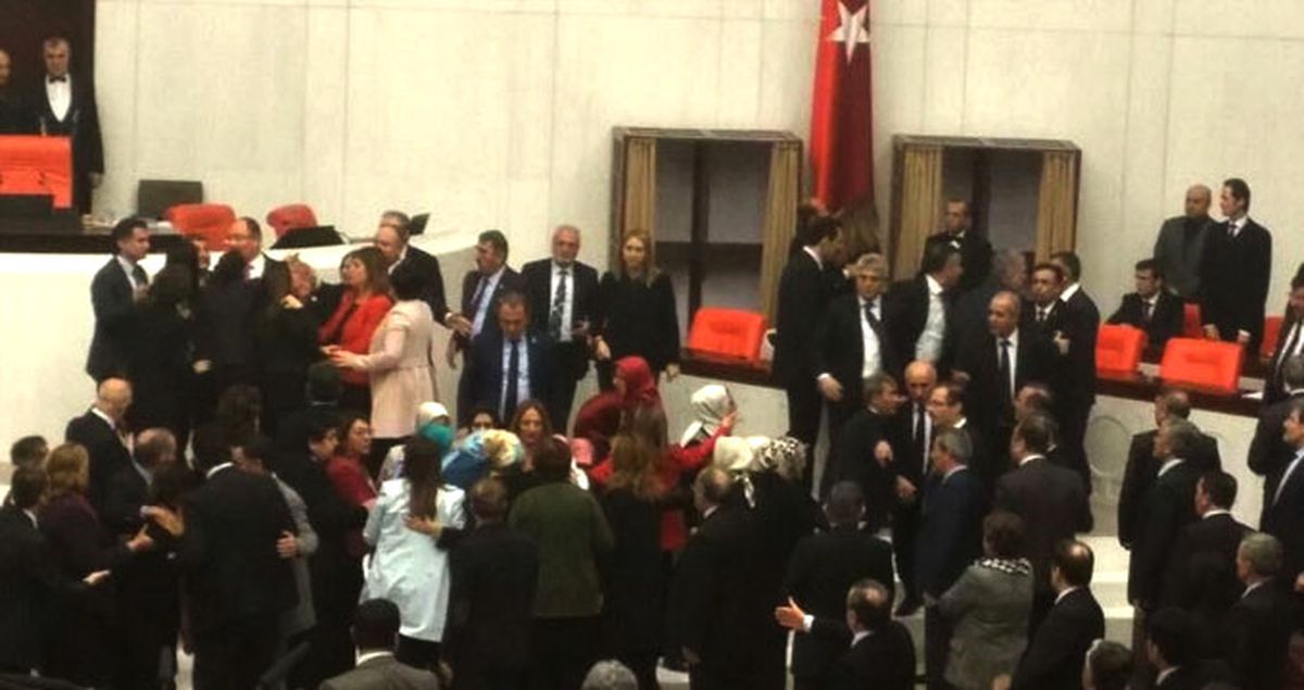 Kendini Meclis Kürsüsüne Kelepçeleyen Nazlıaka'ya Müdahale Edildi