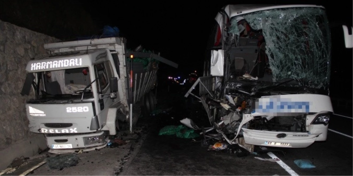 Konya\'da Yolcu Otobüsü Kamyona Çarptı: 1 Ölü, 15 Yaralı
