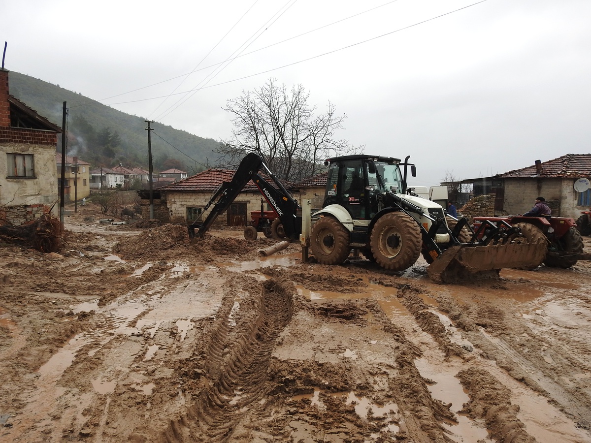 Manisa\'nın Soma İlçesinin Göktaş mahallesi Çamurla Savaşıyor.