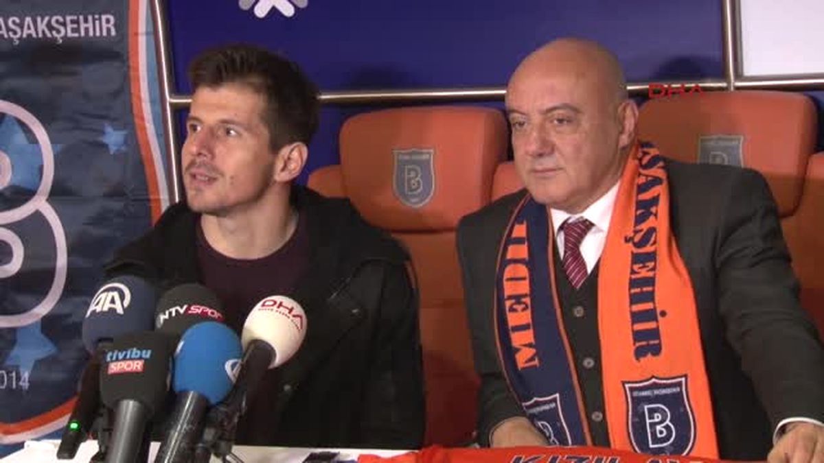 Medipol Başakşehir Takım Kaptanları Emre ve Mahmut Imza Gününde Taraftarlarla Buluştu