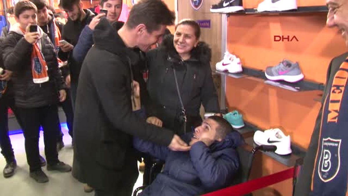 Medipol Başakşehir Takım Kaptanları Emre ve Mahmut Imza Gününde Taraftarlarla Buluştu