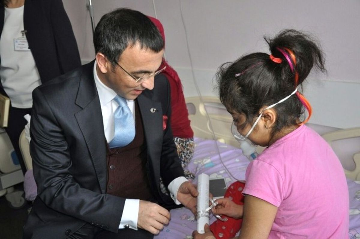 Milas\'ta Tedavi Gören Öğrencilere Karne Hediyesi