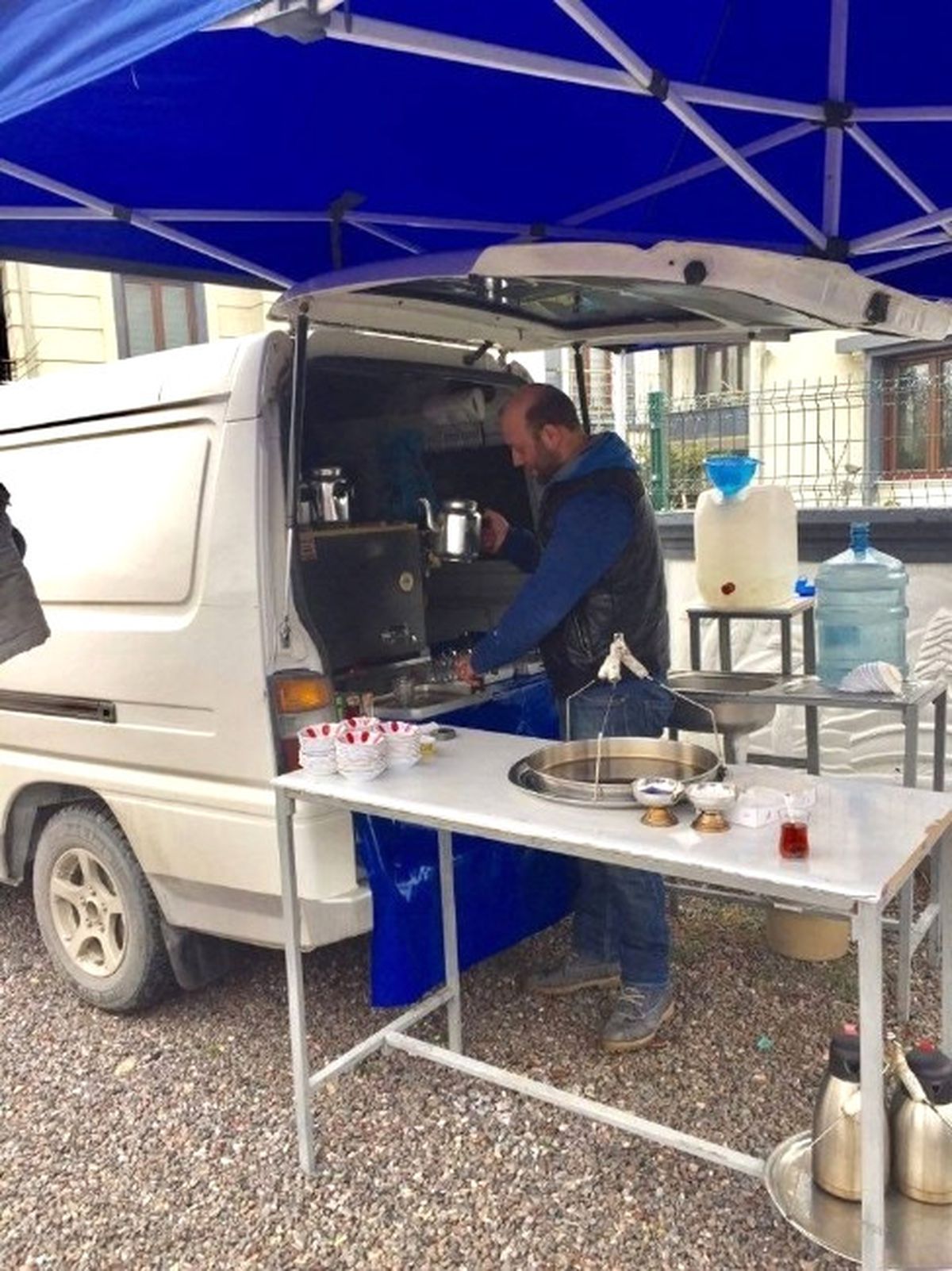 Minibüsünün Arkasını Seyyar Çay Ocağına Çevirdi