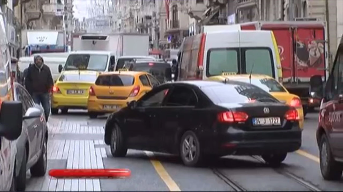 Nostaljik Tramvay Yolu Bakım Nedeniyle Kapatılınca, Taksim E-5\'e Döndü