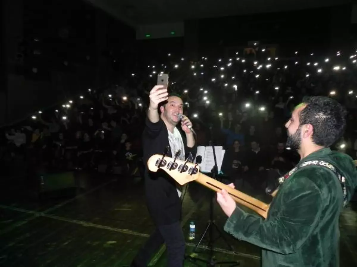 Öğretmen Arkadaşları ve Öğrencileri ile Rock Grubu Kurdu