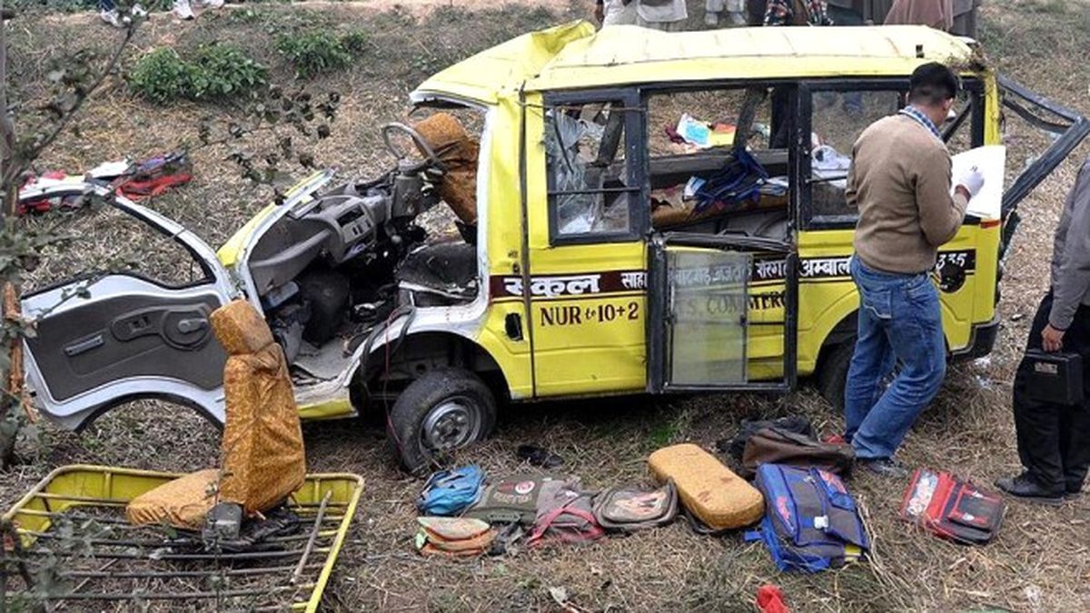 Okul Servisiyle Kamyon Çarpıştı: 24 Ölü