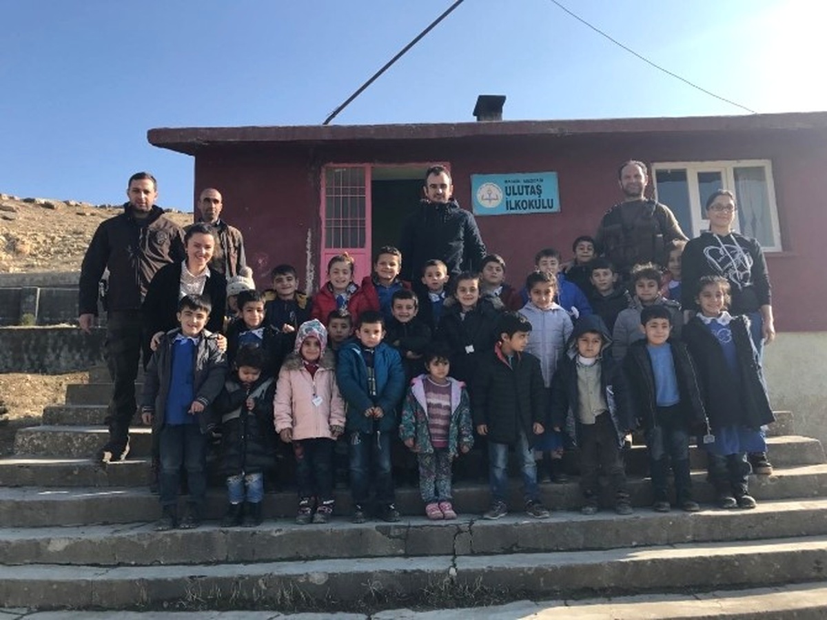 Polisten Öğrencilere Giyim ve Kırtasiye Yardımı
