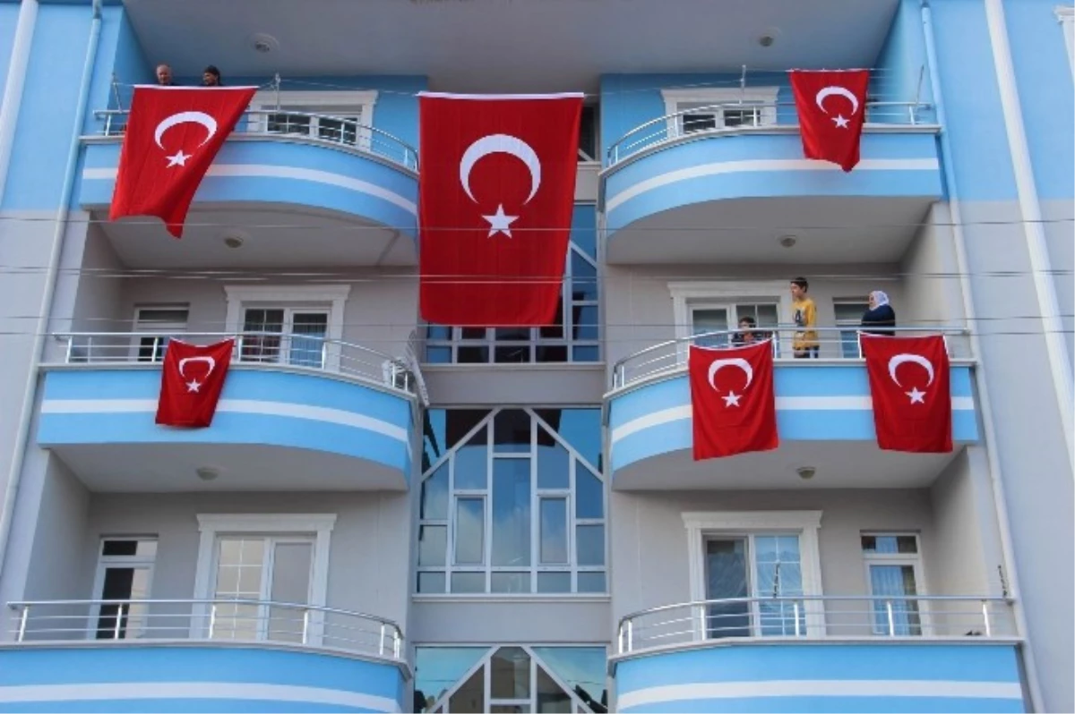 Şehidin Evi Türk Bayrakları ile Donatıldı