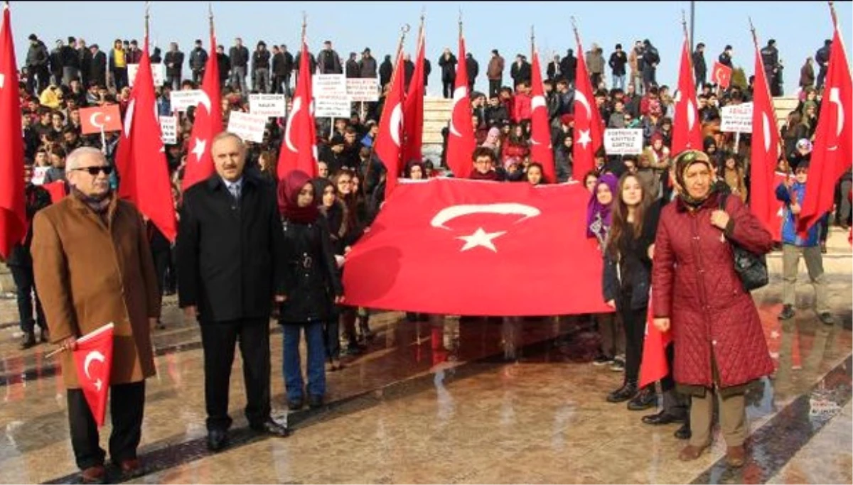 Sivas\'ta Öğrenciler \'Demokrasi ve Adalet\' İçin Yürüdü