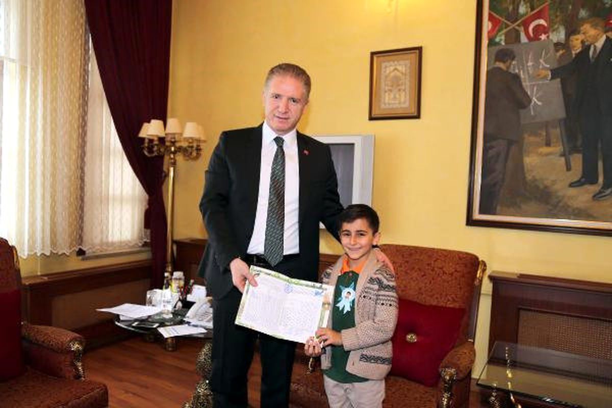 Sivas Valisi\'nden İlkokul Öğrencisine Karne Sürprizi