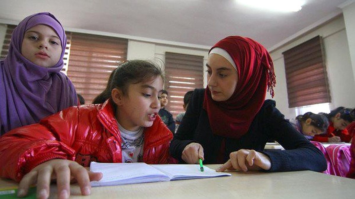 Suriyeli Eczacı Çocuklara Gönüllü Öğretmenlik Yapıyor