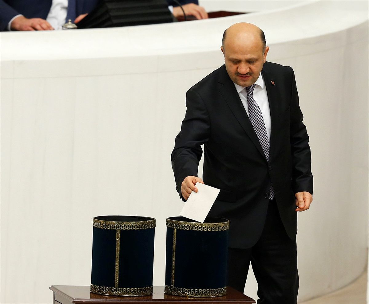 TBMM Genel Kurulunda, İkinci Tur Görüşmeleri Yapılan Anayasa Değişikliği Teklifinin Beşinci Maddesi...