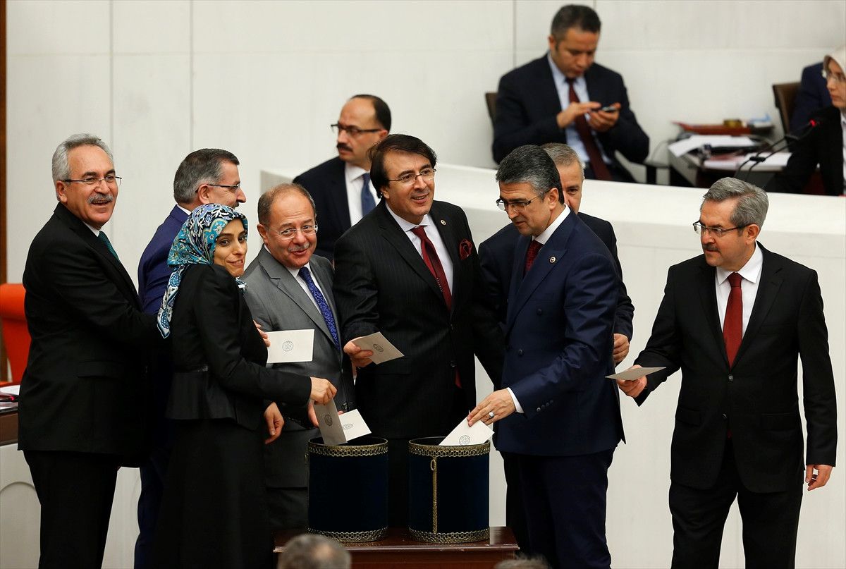 TBMM Genel Kurulunda, İkinci Tur Görüşmeleri Yapılan Anayasa Değişikliği Teklifinin Altıncı Maddesi...
