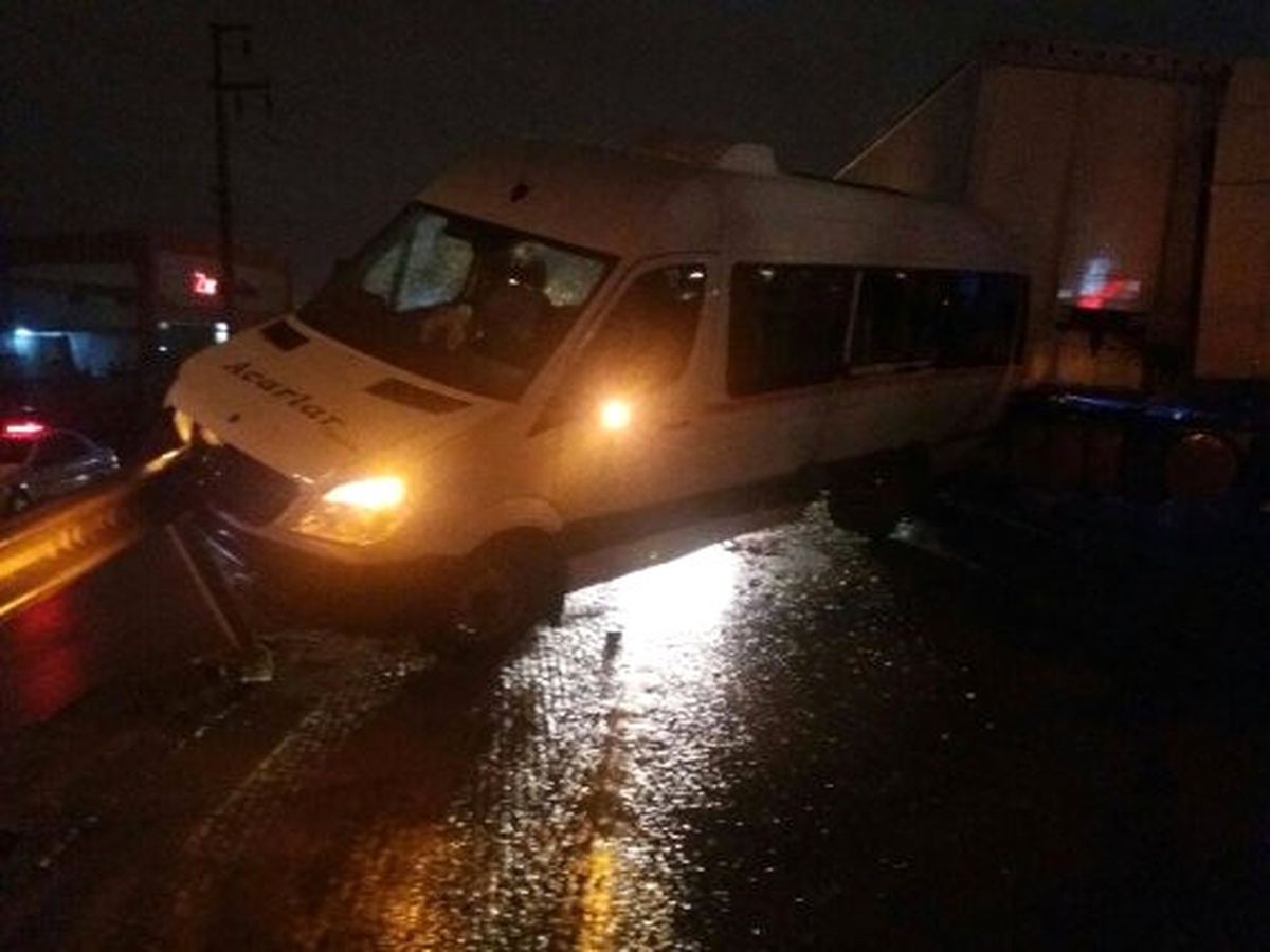 Tır Servis Minibüsüne Çarptı, Yalova Yolu Kapandı